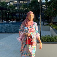 Malaikah Raja kerap jadi viral karena curhatannya yang kontroversial. Baru-baru ini ia mengaku dibayar untuk jadi istri dan ibu rumah tangga. Sering menampilkan berbagai kenyamanan, ia juga mengatakan terkadang hidup juga bisa jadi melelahkan. Foto: Instagram