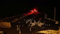 Seperti dilansir Al Arabiya, Jumat (12/1/2024), seorang pejabat AS, yang enggan disebut namanya. mengungkapkan bahwa jet-jet tempur, sejumlah kapal perang, dan satu kapal selam melancarkan serangan balasan terhadap lebih dari selusin target Houthi di wilayah Yaman. Tidak ada serangan drone yang dilancarkan.