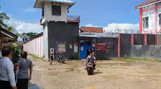 Momen petugas Lapas Kelas II B Sorong berkendara motor hendak mengejar napi kabur.