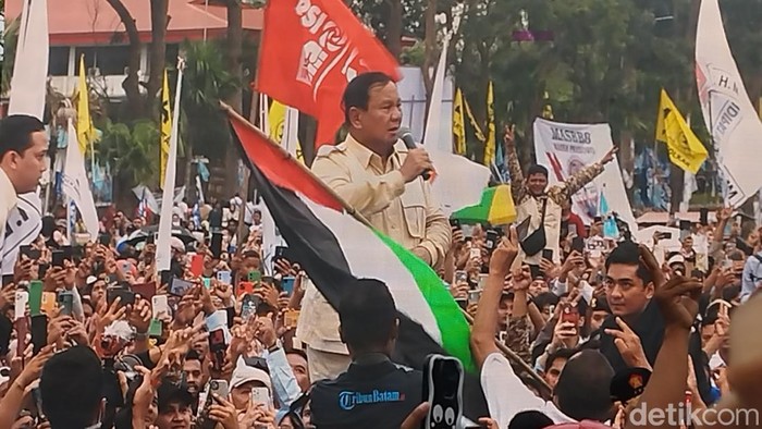 Momen Prabowo cium Bendera Palestina dan membuka baju saat bertemu dengan relawan di Kepulauan Riau (Bel/detikcom)