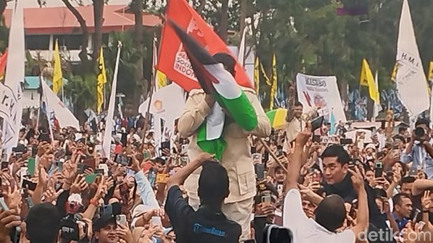 Foto: Momen Prabowo cium Bendera Palestina dan membuka baju saat bertemu dengan relawan di Kepulauan Riau