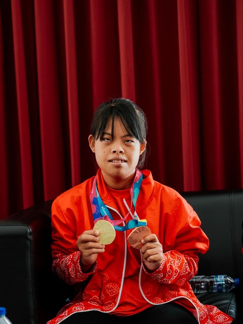 Ni Kadek Dwi Purwaningsih meraih satu medali emas dan satu perunggu dalam ajang Special Olympics World Games (SOWG) 2023 di Jerman. (Istimewa)