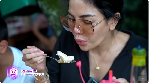 Bikin Ngiler! 10 Momen Nikita Mirzani Makan Bakso di Warung Kaki Lima