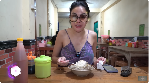 Bikin Ngiler! 10 Momen Nikita Mirzani Makan Bakso di Warung Kaki Lima