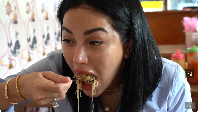 Warung Mie Ayam Bakso Wonogiri Pak Agung ini juga sempat disambangi oleh Nikita Mirzani. Nikita juga menyukai bakso di sini karena teksturnya yang garing. Ia meracik bakso ini dengan sambal, cuka, dan kecap manis. Foto: YouTube Crazy NIKMIR REAL