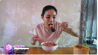 Nikita juga pernah mampir makan bakso di Bakso Akim yang viral di Jakarta Barat. Nikita mengungkapkan kalau rasanya enak dan bihunnya sangat melimpah, apalagi bawang gorengnya. Foto: YouTube Crazy NIKMIR REAL