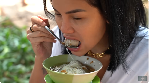 Bikin Ngiler! 10 Momen Nikita Mirzani Makan Bakso di Warung Kaki Lima
