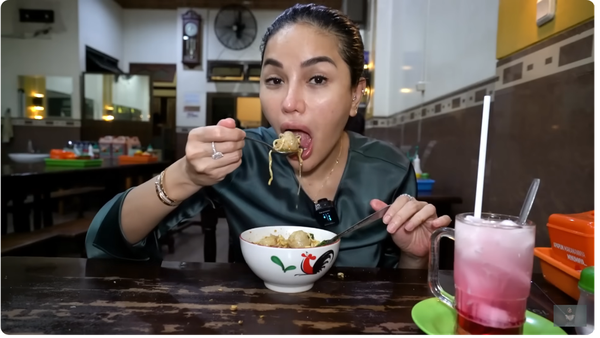 Bikin Ngiler! 10 Momen Nikita Mirzani Makan Bakso di Warung Kaki Lima