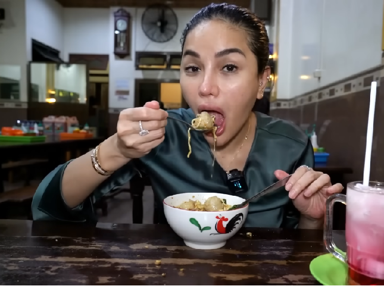 Bikin Ngiler! 10 Momen Nikita Mirzani Makan Bakso di Warung Kaki Lima