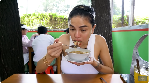 Bikin Ngiler! 10 Momen Nikita Mirzani Makan Bakso di Warung Kaki Lima