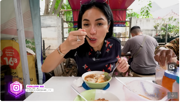 Nikita Mirzani Nikita Mirzani makan bakso
