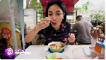 Bikin Ngiler! 10 Momen Nikita Mirzani Makan Bakso di Warung Kaki Lima