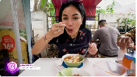 Nikita Mirzani, selebriti Indonesia yang kerap membuat video kuliner di YouTube miliknya. Momen makan bakso sering dipamerkan. Salah satunya saat mencoba Bakso Si Abah yang legendaris. Foto: YouTube Crazy NIKMIR REAL