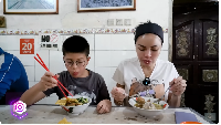 Tempat makan bakso legendaris satu ini juga dikunjungi oleh Nikita Mirzani, yaitu Bakso Nikki. Ia makan bakso di sana bersama anaknya. Menurutnya, kuah kaldu bakso ini sangat mantap, bakso halus dan bakso gorengnya juga favoritnya. Foto: YouTube Crazy NIKMIR REAL