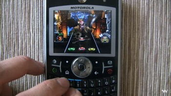 Guitar Hero Mobile, pada tahun 1990-an dan awal 2000-an adalah masa dimana lagu-lagu rock klasik menjadi hit besar mulai Aerosmith, Oasis, dan Nirvana. Tinggal menekan tombol panah mereka sambil mencoba mengikuti irama. Arkade dan konsol juga memiliki berbagai versi game ini. (Foto: thesmartlocal)