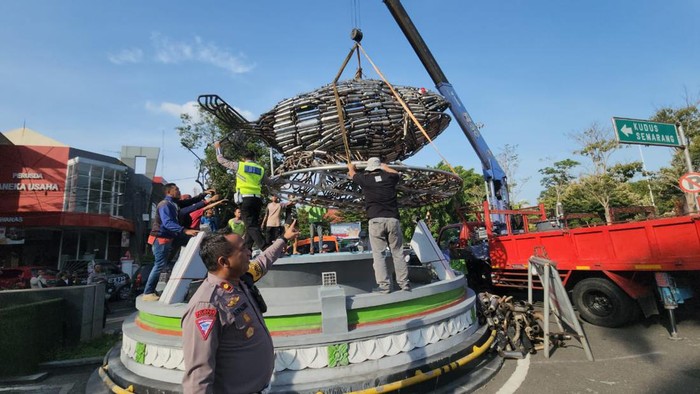 Pemasangan tugu ikan bandeng yang terbuat dari knalpot brong di Pati. Foto diunggah Sabtu (13/1/2024).
