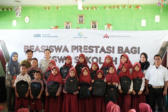 Pemberian Beasiswa pada Siswa Sekolah Dasar Lingkar Industri PT GNI