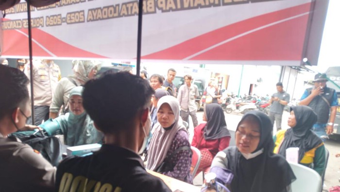 Pemeriksaan kesehatan petugas sortir dan lipat surat suara di Cianjur.