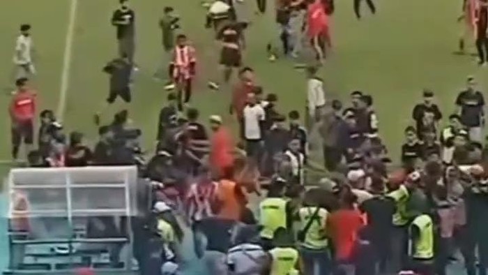 Penonton tuan rumah menyerbu lapangan  usai laga Deltras FC vs Malut United