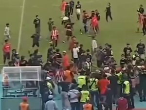 Suporter Masuk Lapangan, Deltras FC Didenda Rp 35 Juta!