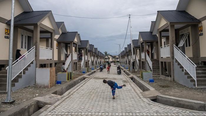 Penyintas tsunami Palu mulai tempati Huntap Sejumlah anak penyintas bencana tsunami bermain di depan hunian tetap (Huntap) yang baru ditempatinya di Kampung Lere, Palu, Sulawesi Tengah, Sabtu (13/1/2024). Sebanyak 39 kepala keluarga penyintas tsunami 2018 mulai menempati Huntap berukuran 6x6 meter yang dibangun Kementerian PUPR dengan teknologi Rumah Instan Sederhana Sehat (Risha). ANTARA FOTO/Basri Marzuki/nym.