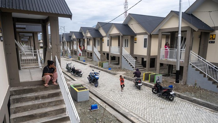 Penyintas tsunami Palu mulai tempati Huntap Sejumlah anak penyintas bencana tsunami bermain di depan hunian tetap (Huntap) yang baru ditempatinya di Kampung Lere, Palu, Sulawesi Tengah, Sabtu (13/1/2024). Sebanyak 39 kepala keluarga penyintas tsunami 2018 mulai menempati Huntap berukuran 6x6 meter yang dibangun Kementerian PUPR dengan teknologi Rumah Instan Sederhana Sehat (Risha). ANTARA FOTO/Basri Marzuki/nym.