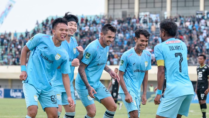 Pemain Persela Lamongan melakukan selebrasi usai mencetak gol ke gawang Bekasi City.