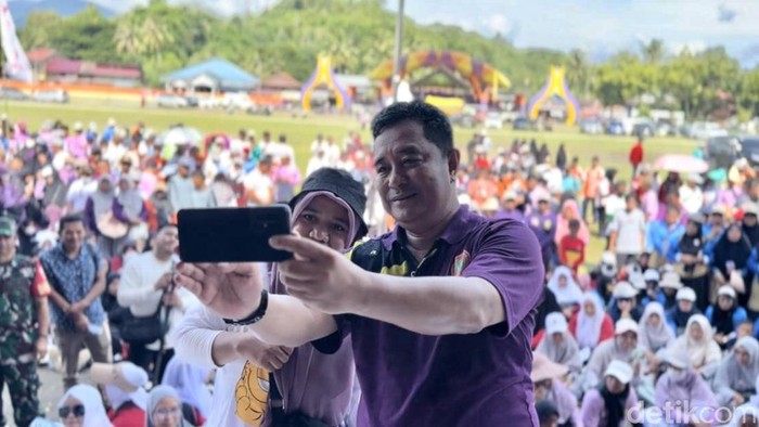 Pj Gubernur Sulsel Bahtiar Baharuddin saat menghadiri HUT PGRI ke-78 di Alun-alun Abu Bakar Lambogo Enrekang.