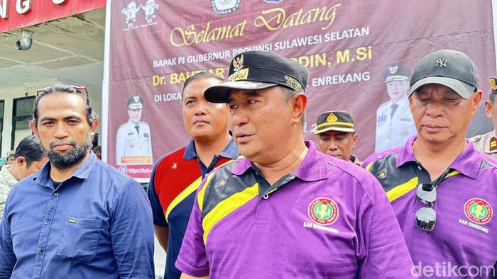 Pj Gubernur Sulsel Bahtiar Baharuddin (tengah), Pj Bupati Enrekang H Baba (kanan), Ketua KPU Enrekang Munir Anas (kiri).