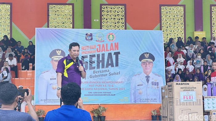 Pj Gubernur Sulsel Bahtiar Bahruddin pada acara jalan santai di Enrekang.