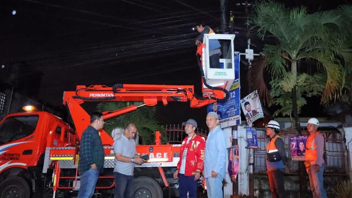 Pj Wali Kota Palembang Ratu Dewa meninjau perbaikan lampu jalan.