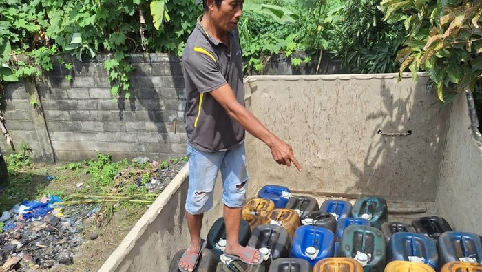 Polda Sumatera Utara mengamankan satu truk yang membawa ratusan jeriken berisi BBM bersubsidi jenis Bio Solar di Jalan Lintas Desa Tanjung Lenggang, Langkat. (Dok Polda Sumut).