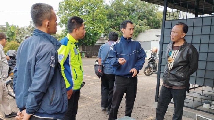 Polisi melakukan olah TKP kasus perampokan di restoran cepat saji di Jalan Transyogi, Gunungputri, Kabupaten Bogor.