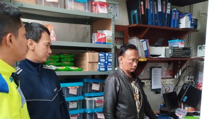 Polisi melakukan olah TKP kasus perampokan di restoran cepat saji di Jalan Transyogi, Gunungputri, Kabupaten Bogor.