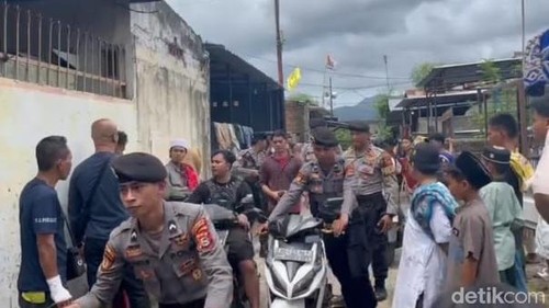 Polisi mengamankan sejumlah motor dari penadah motor curian di Mataram, NTB.