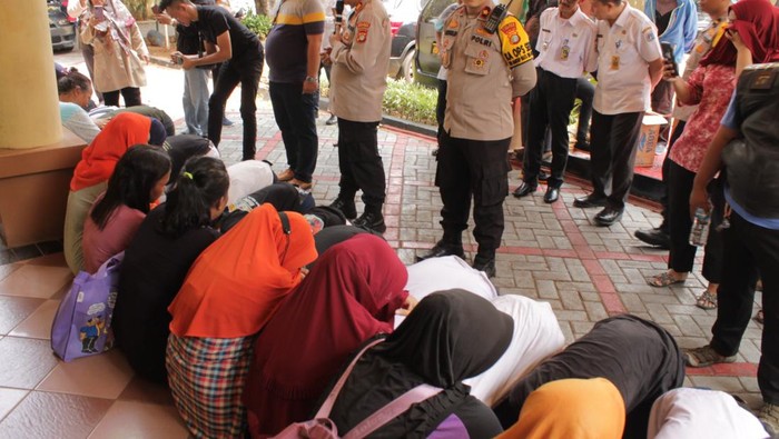Polisi mengamankan sejumlah pelajar yang terlibat tawuran di kawasan Kemayoran, Jakarta Pusat. Mereka dihukum bersujud di bawah kaki orang tua (dok. ist)