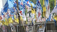 Memasuki Pemilihan Umum 2024, “Polusi Visual” terjadi di sejumlah tempat di Jakarta akibat masifnya pemasangan bendera partai dan alat peraga kampanye.