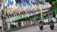 Pemasangan bendera partai dan alat peraga kampanye ini membuat pemandangan kota jadi semerawut.