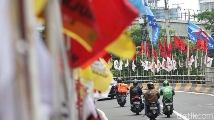 Memasuki masa kampanye Pemilu 2024, APK Parpol dan Capres terpasang secara masif di sejumlah jalan di ibu kota. Masifnya APK yang terpasang membuat 