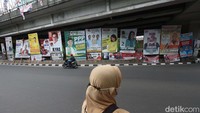 Ada juga poster dan baliho para caleg.