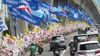 Bendera-bendera parpol berkibar ditiup angin.
