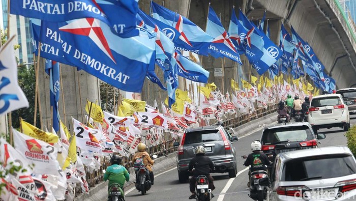 Memasuki masa kampanye Pemilu 2024, APK Parpol dan Capres terpasang secara masif di sejumlah jalan di ibu kota. Masifnya APK yang terpasang membuat polusi visual.