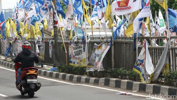 Memasuki masa kampanye Pemilu 2024, APK Parpol dan Capres terpasang secara masif di sejumlah jalan di ibu kota. Masifnya APK yang terpasang membuat polusi visual.
