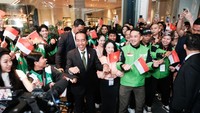 Jokowi tiba di Hotel Melia Hanoi pukul 15.35 waktu setempat dan langsung disambut antusias oleh ratusan WNI dan para mitra driver Gojek Vietnam. Mereka juga berinisiatif melakukan flashmob goyang gacor. Dalam kesempatan tersebut, Jokowi sempat berbincang dengan Direktur Utama PT GoTo Gojek Tokopedia Tbk (GOTO) Patrick Walujo. Jokowi juga ikut melakukan flashmob goyang gacor beberapa menit bersama WNI dan para mitra driver Gojek. 