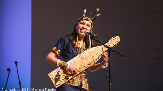 Pingkan Podung memainkan Sampek, alat musik tradisional Indonesia yang berasal dari Kalimantan Timur. (dok.Istimewa)