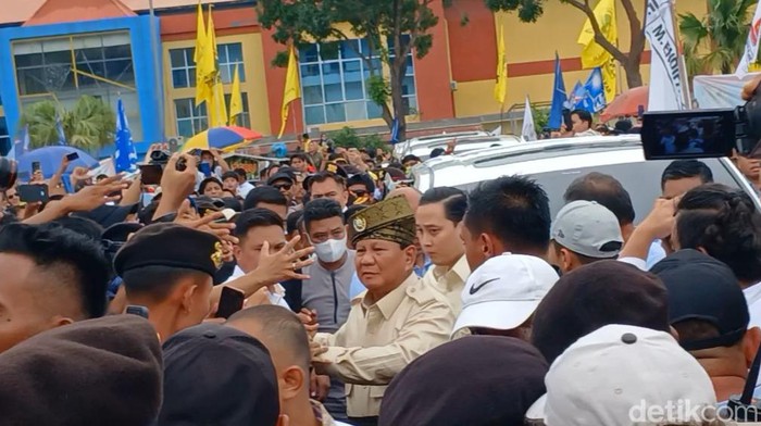 Prabowo menyapa pendukung dan relawannya di Batam. (Alamudin Hamapu/detikSumut)
