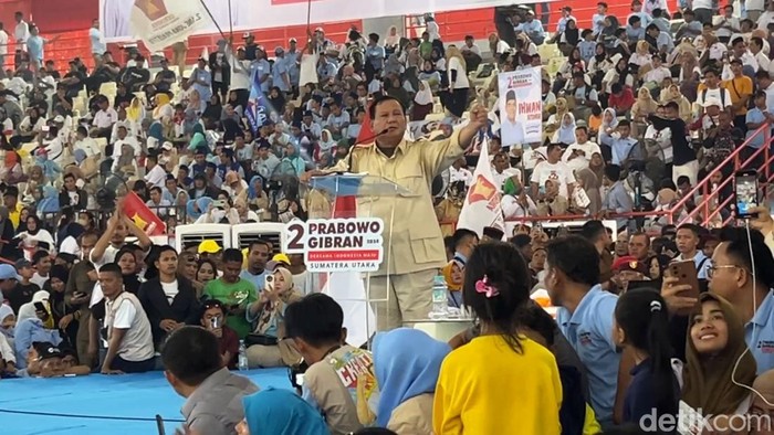 Prabowo Subianto saat orasi di Gedung Serba Guna milik Pemprov Sumut di Deli Serdang. (Nizar Aldi/detikSumut)