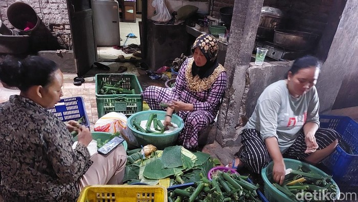 Proses pembuatan lontong legendaris di Kota Cirebon.