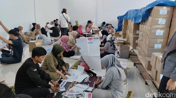 Proses sortir dan lipat kertas suara di KPU Parepare.