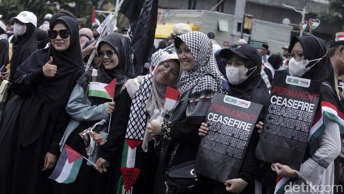 Protes Global di Jakarta, Massa Sebut Pemimpin Israel sebagai Penjahat Perang Sekitar dua juta orang hadir dalam unjuk rasa di depan Kedubes AS, Monas, hingga Bundaran Hotel Indonesia. Mereka menuntut penghentian genosida di Jalur Gaza, Palestina.